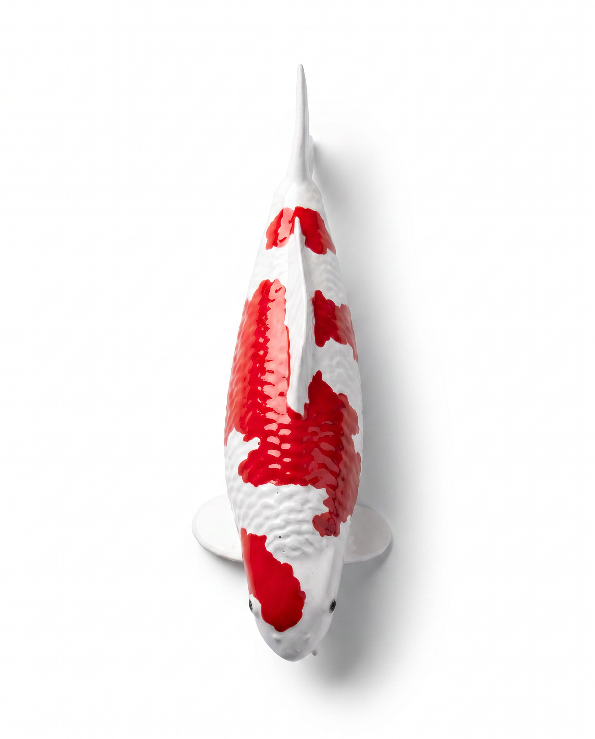 Kohaku Koi-Figur in Rot-Weiß von oben als handbemalte Karpfen-Figur und besondere Japan-Deko für Wohnbereich, Regal oder Eingangsbereich