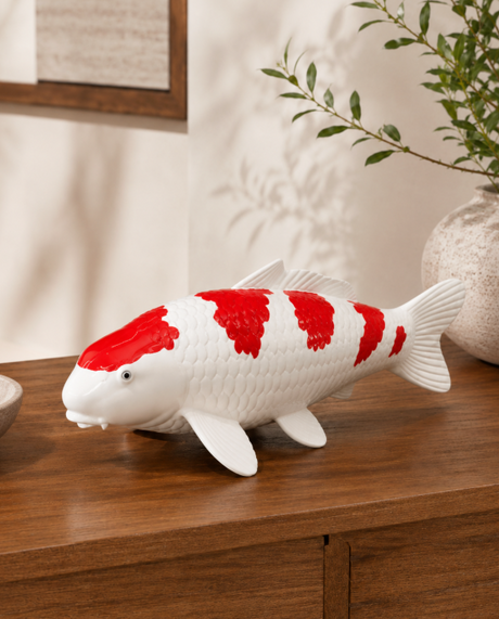 Handbemalte Kohaku Koi-Figur als stilvolle Dekoration auf einem Holzsideboard im Wohnbereich