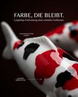 Detailaufnahme einer handbemalten Koi-Figur mit langlebiger Farbgebung als dekorative Fischfigur für Garten, Terrasse und Teichbereich
