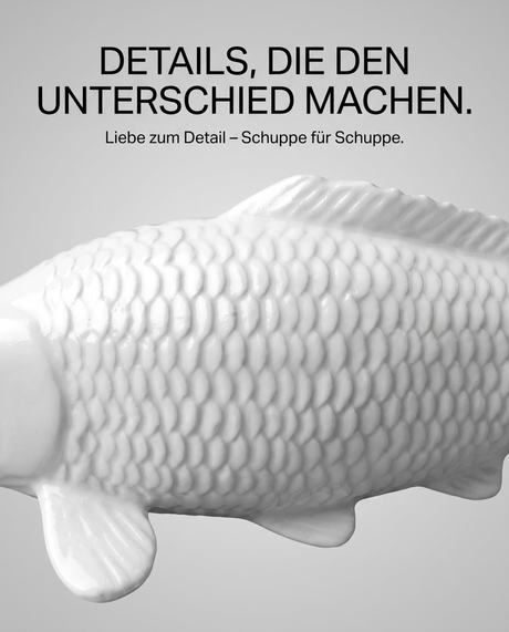 Weisse unbemalte Koi Figur Detailaufnahme Schuppenstruktur Rueckenflosse Seitenflosse Fischfigur Oberflaeche Nahaufnahme Strukturdetails Bastelfigur Rohling Dekoration Koi-Deko Kunsthandwerk Modell