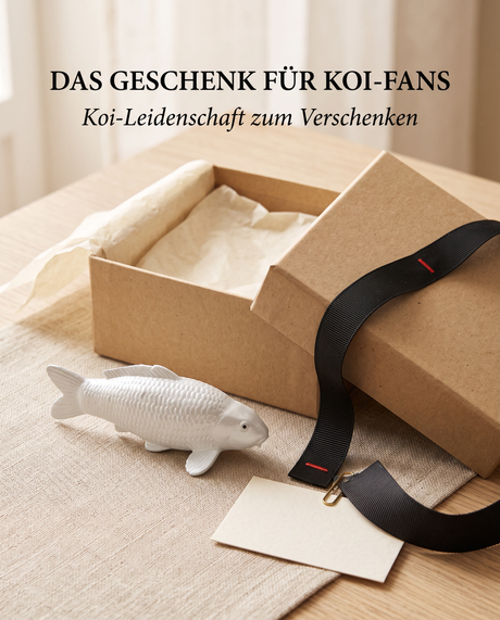 Weisse unbemalte Koi Figur Geschenkidee Koi Fans Geschenkbox Schleife Fischfigur Schuppenstruktur Rohling Dekoration Sammlerstueck Bastelfigur Modell Wohnaccessoire Geschenk