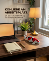 Kleine Koi-Fischfigur auf dem Schreibtisch als besondere Büro-Deko und dekorativer Blickfang für Arbeitsplatz oder Homeoffice