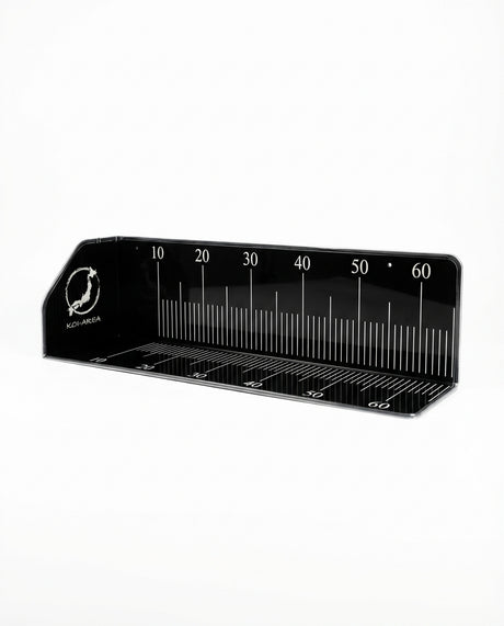 Koi-Area Koi Messschieber 60 cm aus schwarzem Acryl – Seitenansicht mit integrierter Maßskala