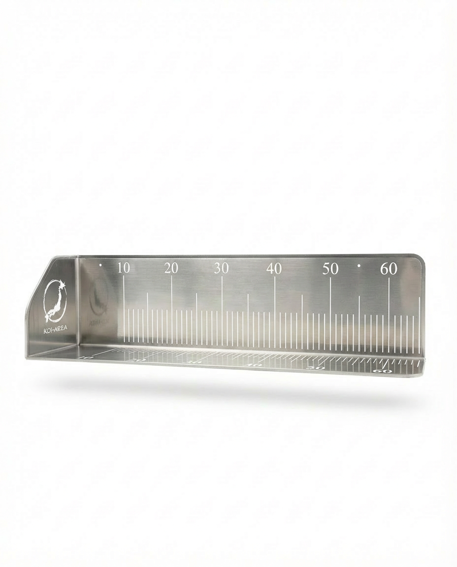 Koi-Area Koi Messschieber 60 cm aus silbernem Acryl – schräge Vorderansicht mit Maßskala