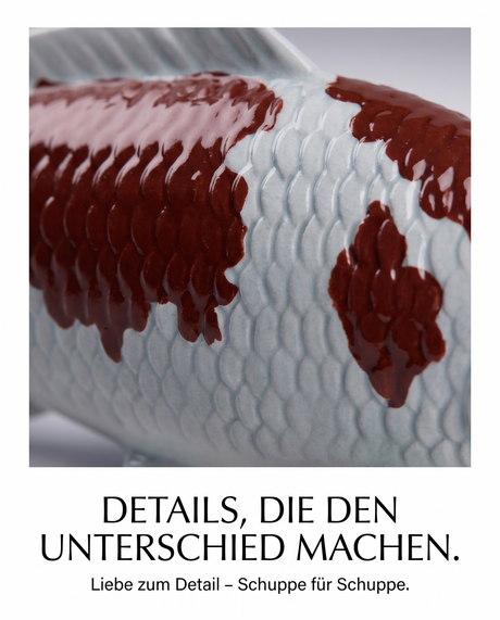 Braune Koi Figur Detailaufnahme hellblau braun Schuppenstruktur Farbdetails glaenzende Oberflaeche Fischfigur Handarbeit Unikat Nahaufnahme Dekoration KoiDeko Kunsthandwerk Einzelstueck