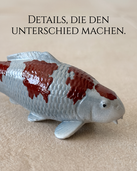 Handbemalte Koi Figur hellblau braun Detailaufnahme Schuppenstruktur Kopf Flossen glaenzende Oberflaeche Fischfigur Handarbeit Unikat Nahaufnahme Dekoration Kunsthandwerk Einzelstueck