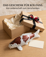 Handbemalte Koi Figur weiss braun Geschenkidee Koi Fans Geschenkbox Schleife Fischfigur Handarbeit Unikat Schuppenstruktur Dekoration Geburtstag Weihnachten Sammlerstueck