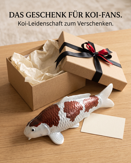Handbemalte Koi Figur weiss braun Geschenkidee Koi Fans Geschenkbox Schleife Fischfigur Handarbeit Unikat Schuppenstruktur Dekoration Geburtstag Weihnachten Sammlerstueck