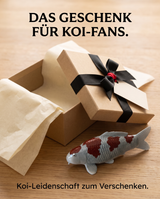 Handbemalte Koi Figur weiss braun Geschenkidee KoiFans Geschenkbox Schleife Fischfigur Handarbeit Unikat Schuppenstruktur Dekoration Geburtstag Weihnachten Sammlerstueck Wohnaccessoire