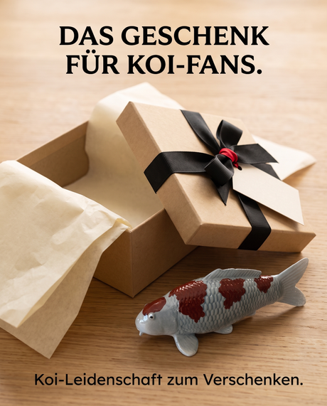 Handbemalte Koi Figur weiss braun Geschenkidee KoiFans Geschenkbox Schleife Fischfigur Handarbeit Unikat Schuppenstruktur Dekoration Geburtstag Weihnachten Sammlerstueck Wohnaccessoire