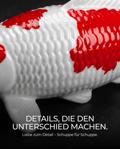 Handbemalte Koi Figur rot weiss Detailaufnahme Schuppenstruktur Farbgebung glaenzende Oberflaeche Fischfigur Handarbeit Unikat Nahaufnahme Dekoration Kunsthandwerk Einzelstueck KoiDeko