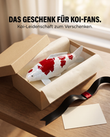 Handbemalte Koi Figur rot weiss in Geschenkbox mit Seidenpapier Schleifenband Grusskarte Geschenkidee fuer KoiFans Handarbeit Unikat Dekoration Sammlerstueck
