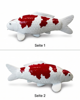 Handbemalte Koi Figur rot weiss in beidseitiger Seitenansicht mit Schuppenstruktur Flossen Farbgebung Handarbeit Unikat Detailansicht Dekoration Fischfigur