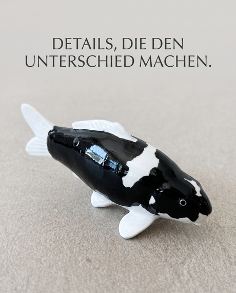 Handbemalte Koi Figur schwarz weiss Detailaufnahme glaenzende Oberflaeche Fischfigur Handarbeit Unikat Nahaufnahme Farbgebung Flossen Dekoration KoiDeko Sammlerstueck Einzelstueck