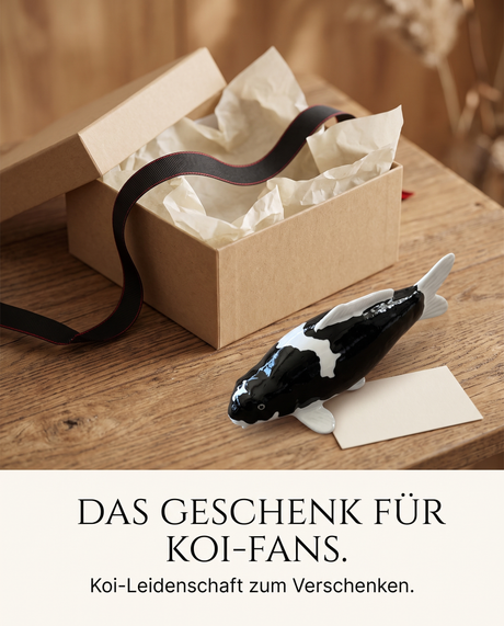 Handbemalte Koi Figur schwarz weiss Geschenkidee KoiFans Geschenkbox Schleife Fischfigur Handarbeit Unikat Dekoration Geburtstag Weihnachten Sammlerstueck Wohnaccessoire Dekoobjekt