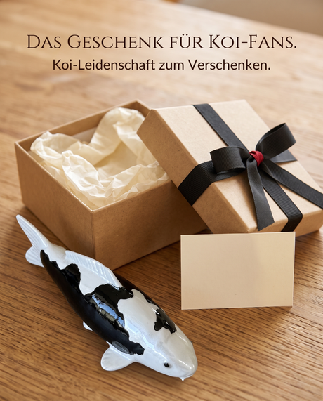 Handbemalte Koi Figur schwarz weiss Geschenkidee Koi Fans Geschenkbox Schleife Fischfigur Handarbeit Unikat Dekoration Sammlerstueck Wohnaccessoire Geschenk KoiDeko