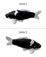 Handbemalte Koi Figur schwarz weiss Seitenansichten beidseitig Fischfigur Flossen glaenzende Oberflaeche Handarbeit Unikat Detailansicht Dekoration Seitenprofil KoiDeko Sammlerstueck