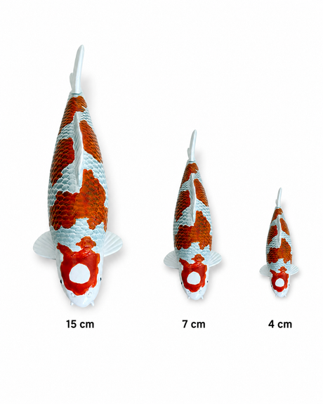 Handbemalte Kujaku Koi-Figur mit Größenauswahl in 15 cm, 7 cm und 4 cm.