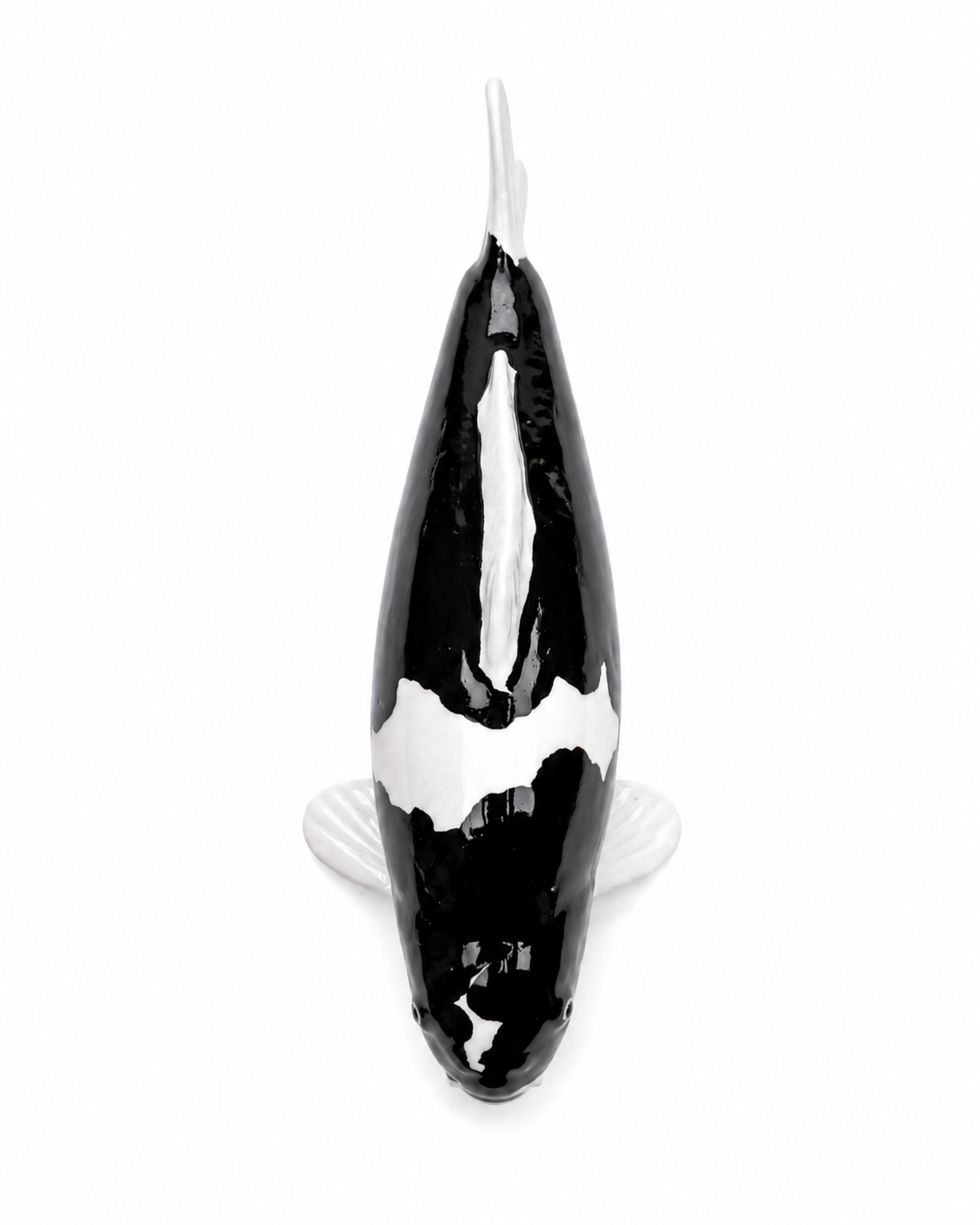 Handbemalte Kumonryu Koi-Figur in Schwarz und Weiß in Draufsicht auf weißem Hintergrund