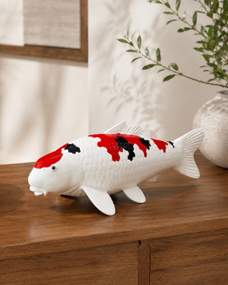 Handbemalte Maruten Sanke Koi-Fischfigur in Rot, Schwarz und Weiß als besondere Deko für Wohnbereich, Regal oder Sideboard
