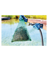 Netzbeutel mit AquaHumin-Torf wird mit dem Gartenschlauch abgespült