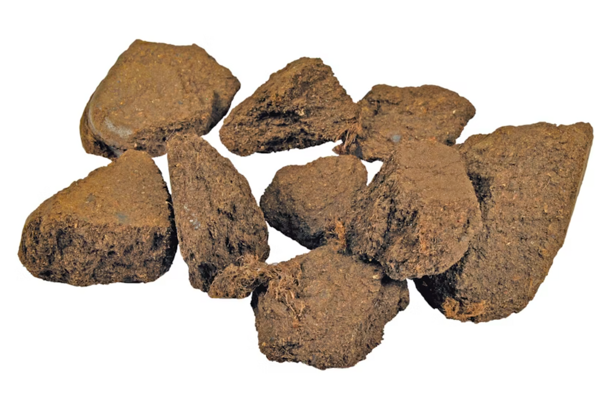 Detailaufnahme des natürlichen Torfmaterials von Oase AquaActiv AquaHumin mit huminsäurehaltigen Bestandteilen zur biologischen Teichpflege