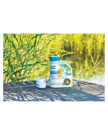 OASE OptiPond Flasche und Messbecher mit weißem Pulver auf einem Holzsteg am Teich