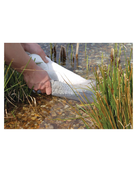 Beutel mit PhosLess-Filtermedium wird am Teichrand zwischen Pflanzen ins flache Wasser gelegt