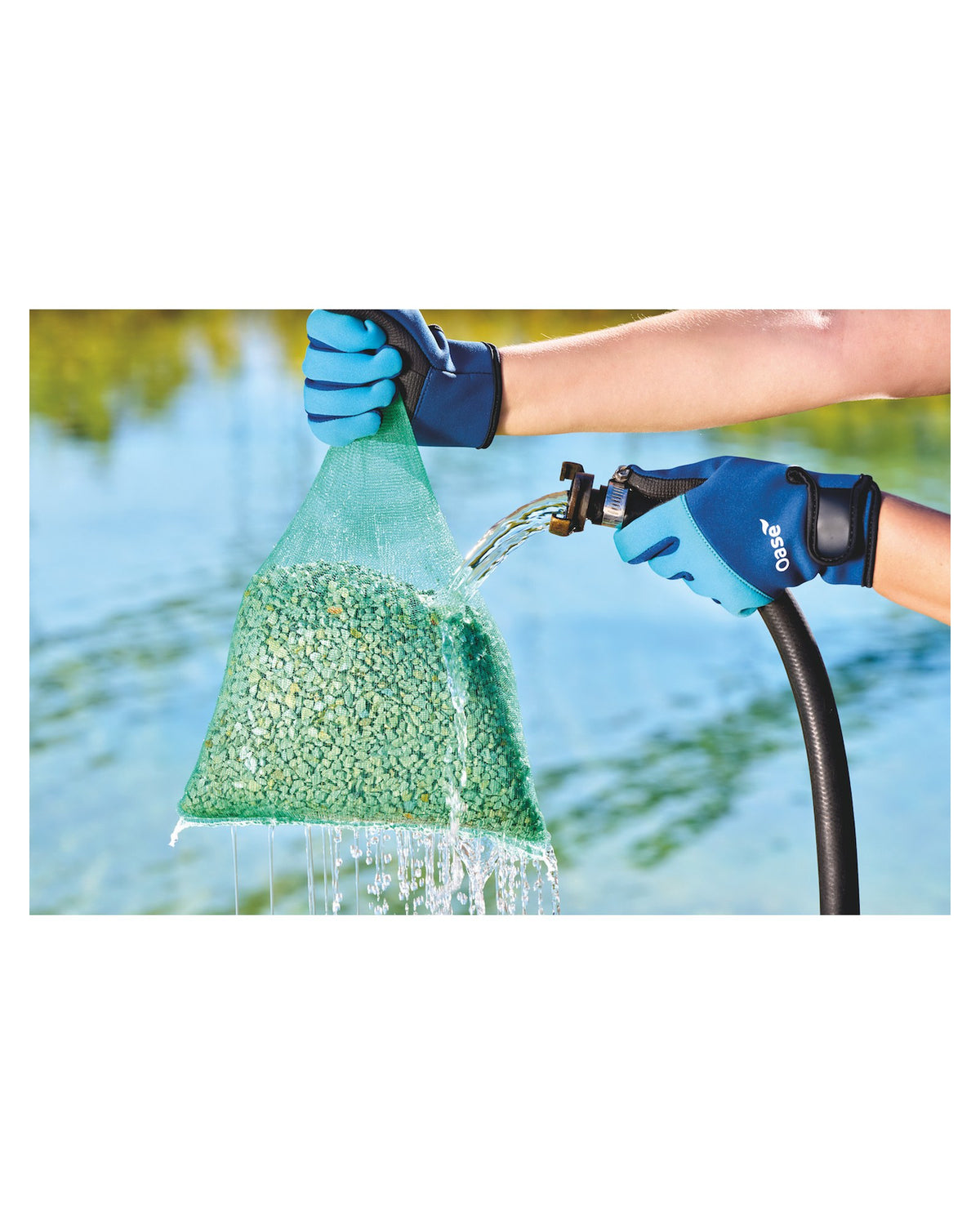 Grüner Netzbeutel mit PondLith-Zeolith wird mit dem Gartenschlauch abgespült