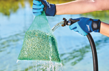 Anwendung von Oase AquaActiv PondLith im Filterbeutel zur natürlichen Nährstoffbindung und Wasserstabilisierung im Gartenteich