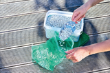 Befüllen eines Filterbeutels mit Oase AquaActiv PondLith 2,5 kg zur natürlichen Reduzierung von Nitrat und Nitrit im Gartenteich