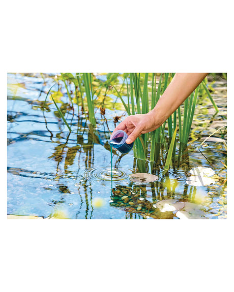 Safe&Care wird aus einem Messbecher ins Teichwasser gegossen