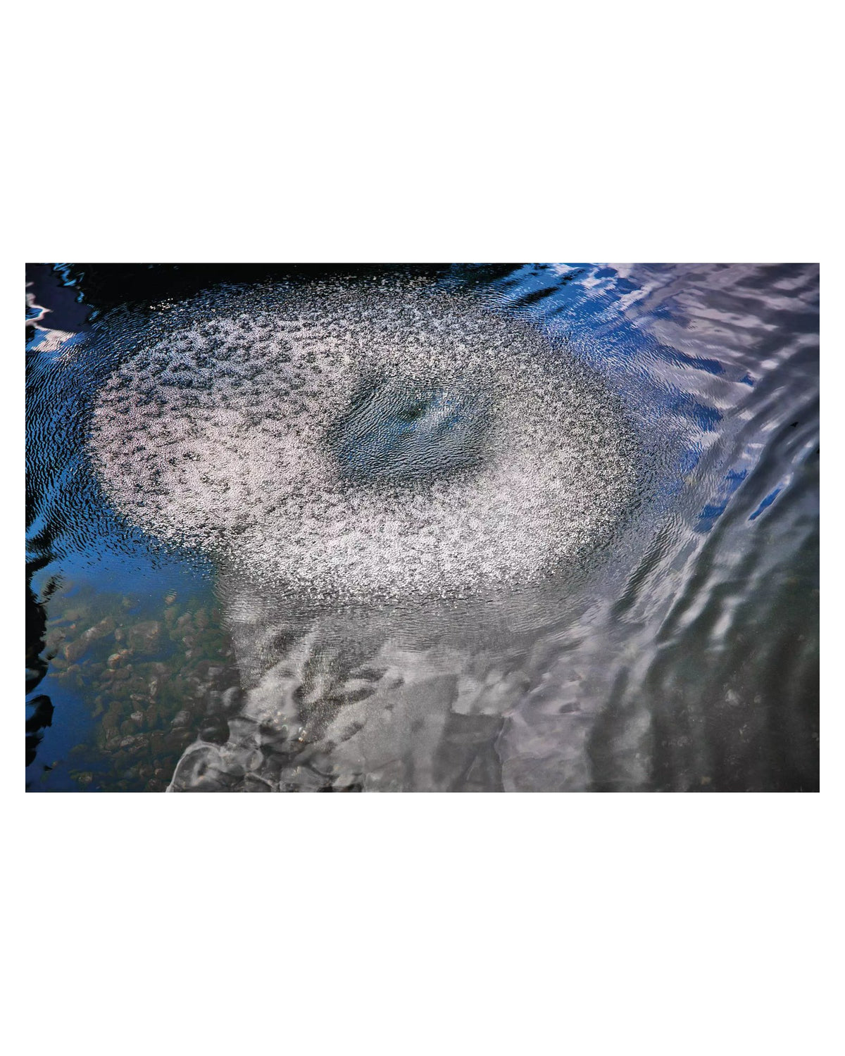 Ringförmiges Sprudelfeld des OASE AquaOxy Belüfterrings an der Wasseroberfläche