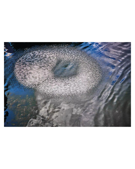 Ringförmiges Sprudelfeld des OASE AquaOxy Belüfterrings an der Wasseroberfläche