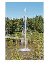 Säulenfontäne im Teich mit Steg und Röhricht, Wasserbild mit einem OASE-Fontänenaufsatz aus dem Zubehör