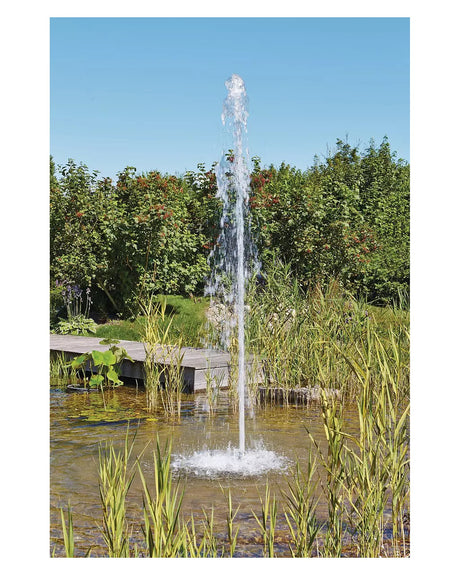 Säulenfontäne im Teich mit Steg und Röhricht, Wasserbild mit einem OASE-Fontänenaufsatz aus dem Zubehör