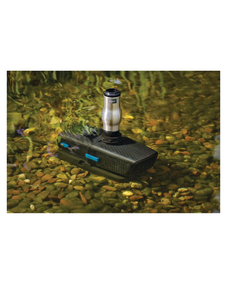 OASE Aquarius Eco Premium getaucht im Teich, mit Edelstahl-Fontänenaufsatz aus dem Zubehör