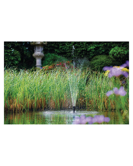 OASE Aquarius Fountain Set Classic im Gartenteich: Fontäne vor Schilf, Iris und Steinlaterne