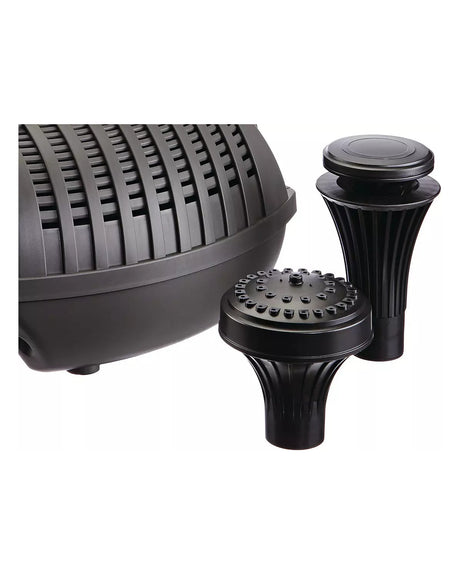 Die beiden Fontänenaufsätze des OASE Aquarius Fountain Set Eco, Vulkan und Lava, neben der Pumpe