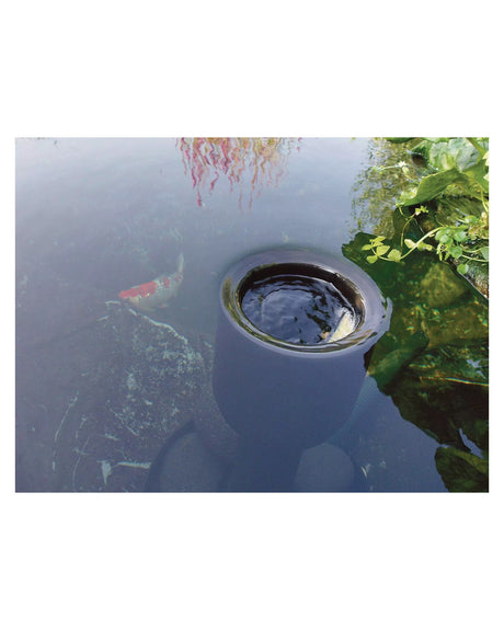 OASE AquaSkim im Koiteich: Der Skimmerbecher sitzt an der Wasseroberfläche