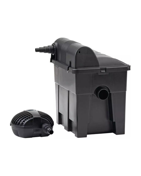 OASE BioSmart Set 7000: Filter von der Seite mit Zulauf an der UVC-Haube, daneben die Filterpumpe