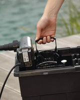 Geöffneter Filter des OASE BioSmart Set 14000 am Teich: Hand am Reinigungsgriff, links der UVC-Klärer