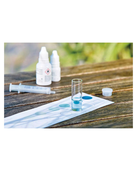 Farbkarte mit Blaustufen in mg/l und Glasampulle aus dem OASE Profi-Set, Anwendungsfoto