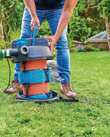 OASE FiltoClear geöffnet: Filtereinsatz mit roten und blauen Filterschäumen am Griff herausgezogen