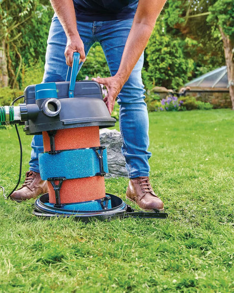 OASE FiltoClear geöffnet: Filtereinsatz mit roten und blauen Filterschäumen am Griff herausgezogen