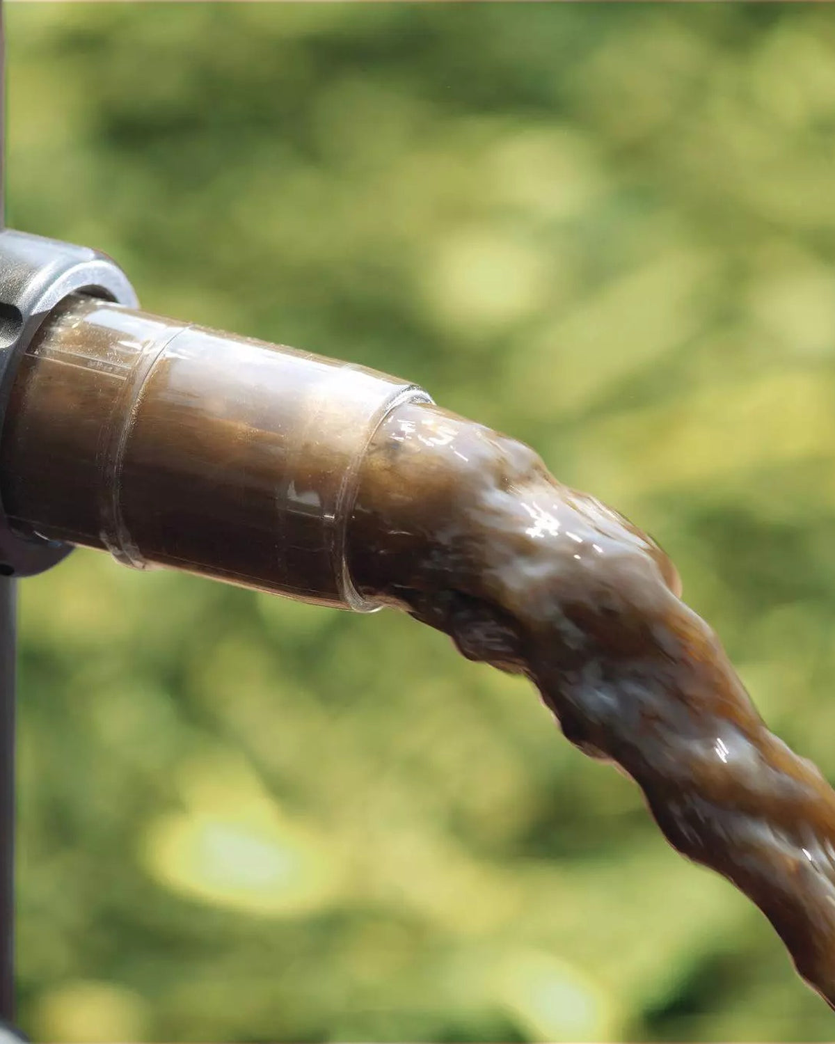OASE FiltoMatic CWS: Schmutzwasser läuft beim automatischen Schlammaustrag aus dem Schmutzablauf