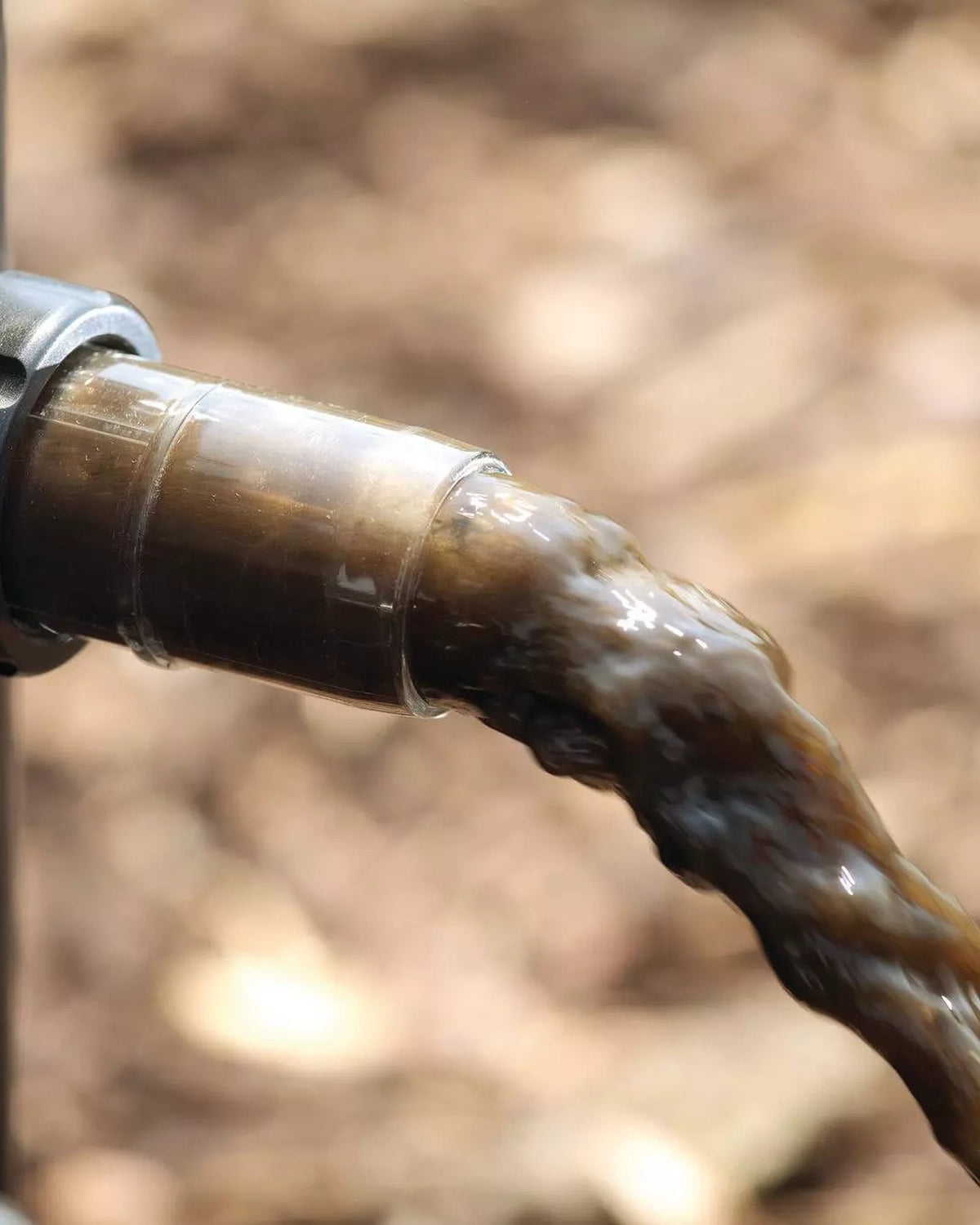 OASE FiltoMatic Set: Schmutzwasser läuft beim automatischen Schlammaustrag aus dem Filter