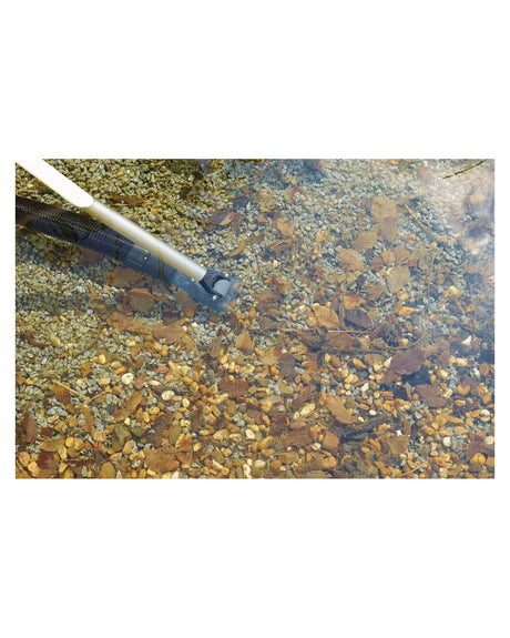Flachdüse an Stiel und Spiralschlauch unter Wasser auf einem Kiesboden mit Laub
