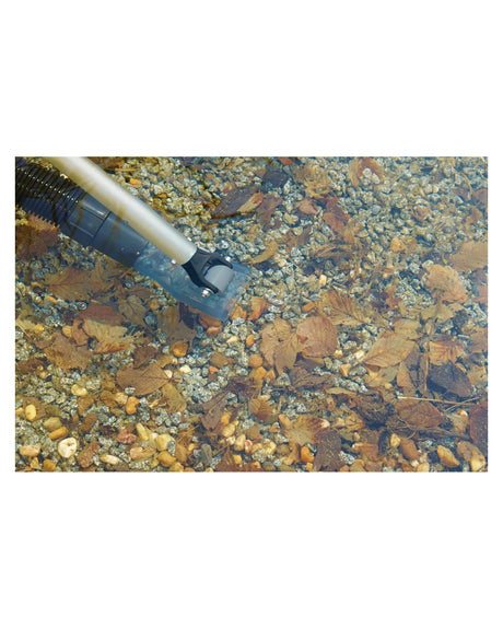 OASE Flachdüse PondoVac Premium unter Wasser auf Kiesboden mit Laub
