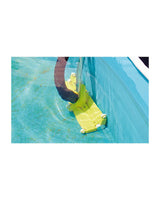 Flächendüse am Übergang zwischen Boden und Wand eines Pools unter Wasser